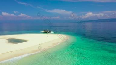 夏季海滩风景。热带岛屿景观,棕榈树与令人惊奇的蓝色大海.菲律宾Digyo岛.